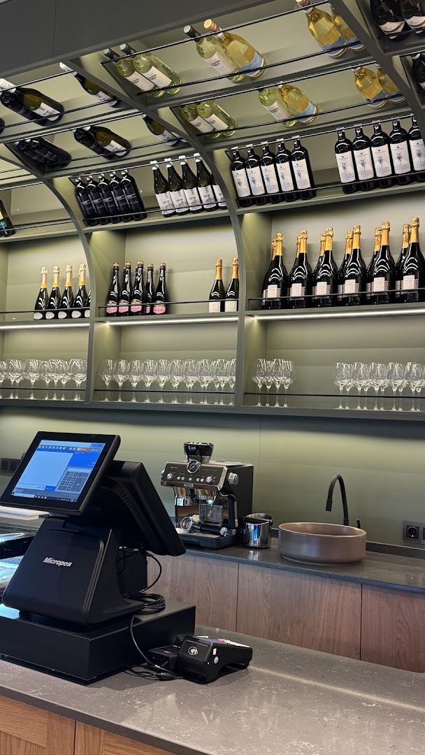 Bocconcino: professional shot of bar interior