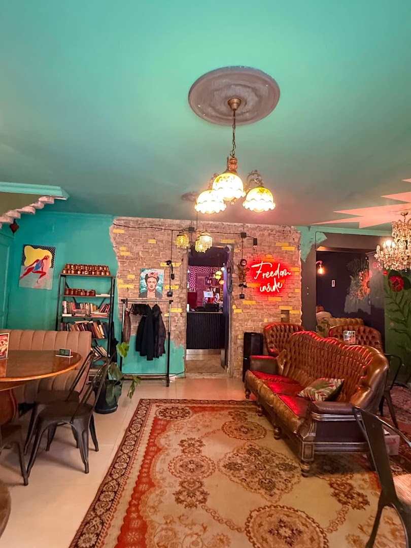 Freeduchio: inviting venue interior atmosphere