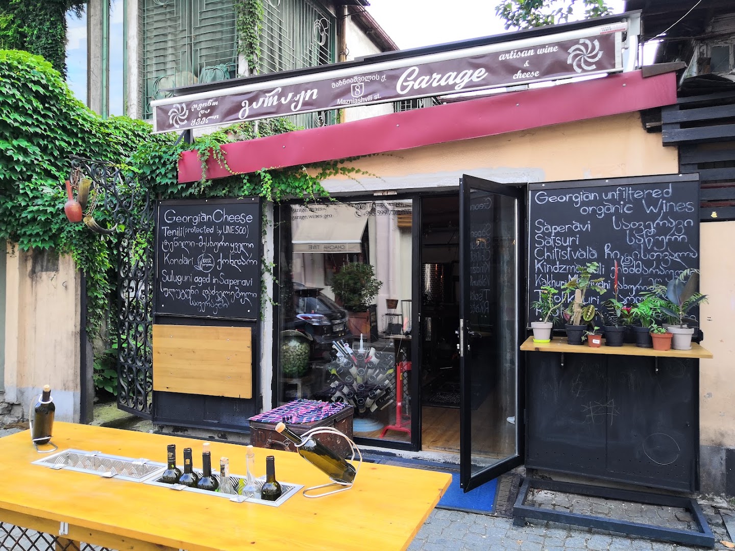 Garage Wines: clear, inviting exterior of venue