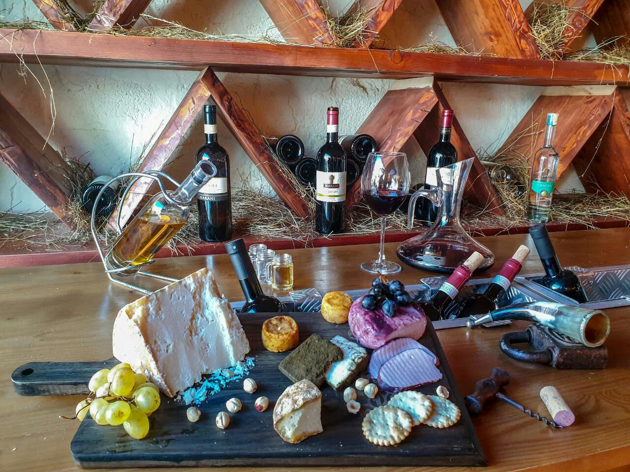 Garage Wines: appetizing display of wine and food