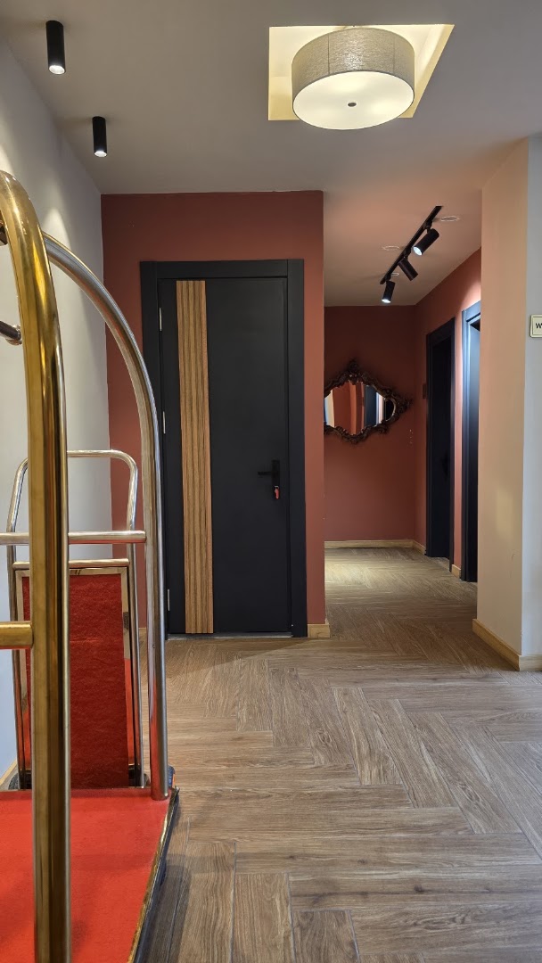 Landmark Hotel: clean professional hotel interior shot