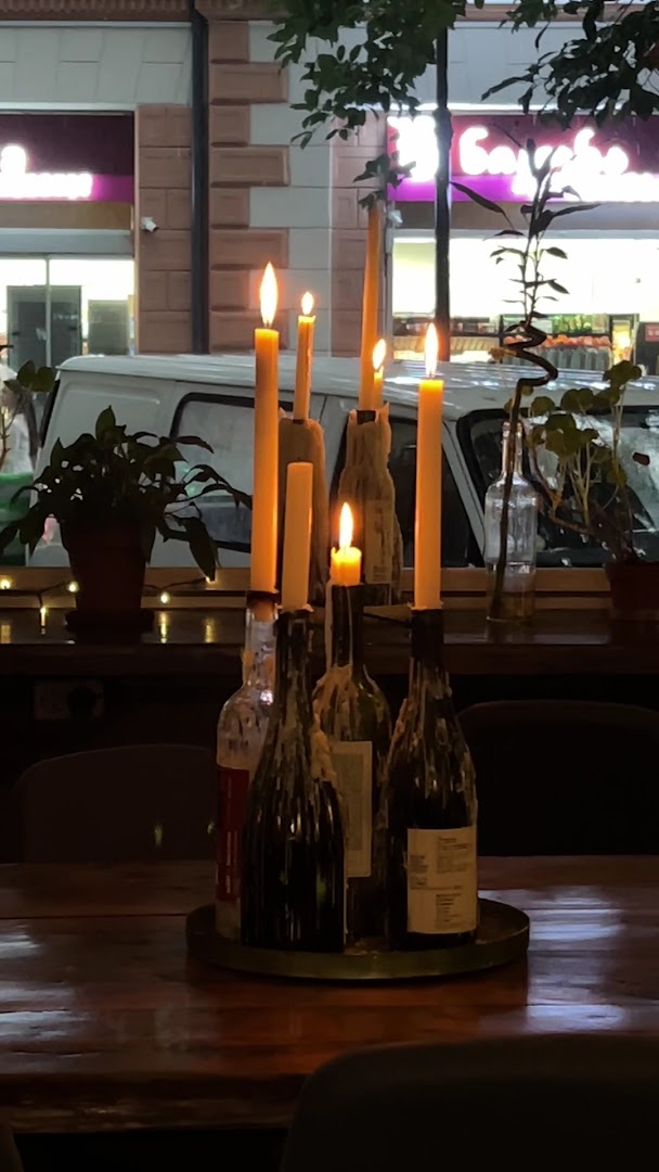 Midi Wine Bar: atmospheric candlelit table setting