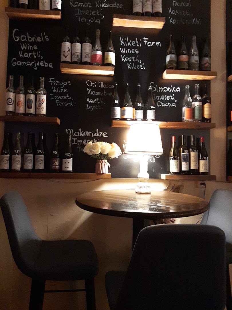 Midi Wine Bar: cozy atmosphere and wine display