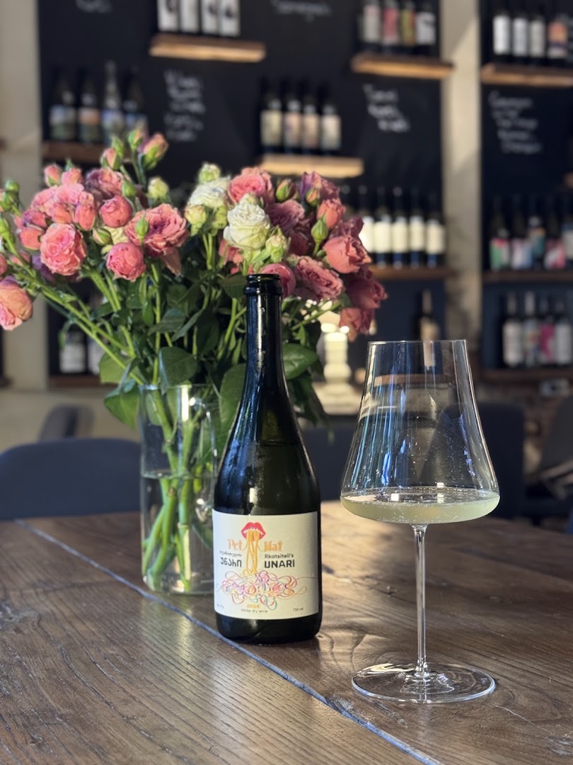Midi Wine Bar: high quality, inviting bar atmosphere