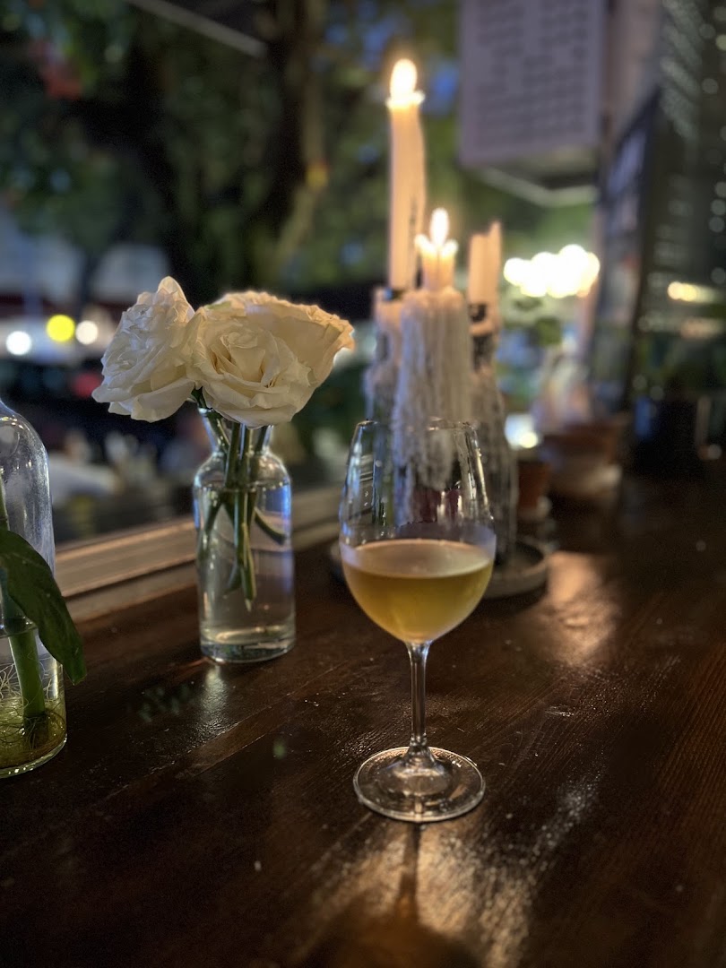 Midi Wine Bar: atmospheric and high quality photo