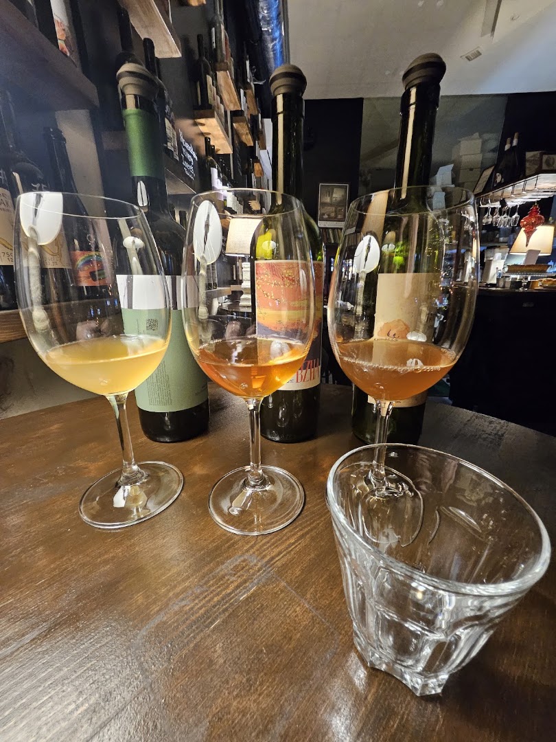 Midi Wine Bar: appealing wine bar atmosphere