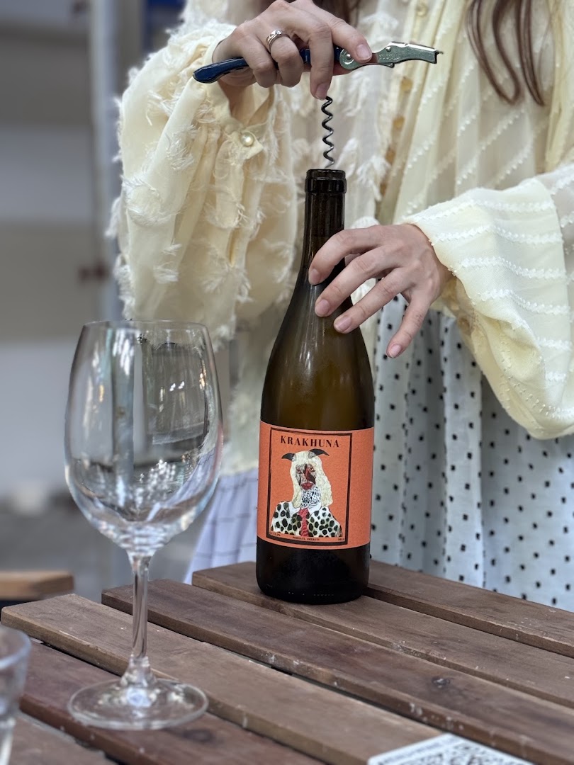 Midi Wine Bar: professional and inviting wine presentation