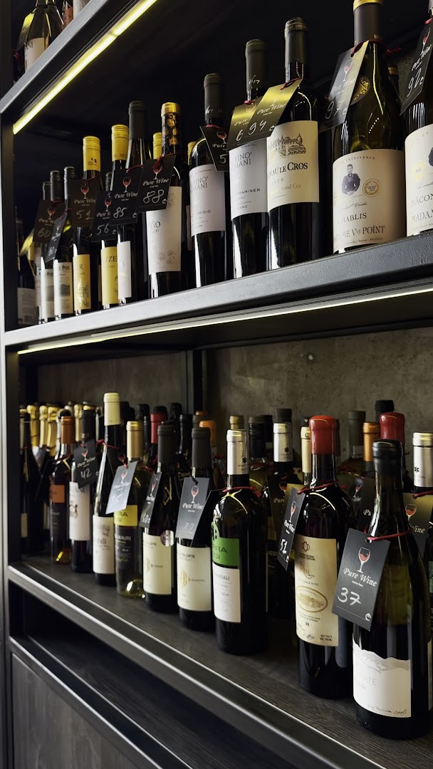 Pure Wine: professional display of wine selection