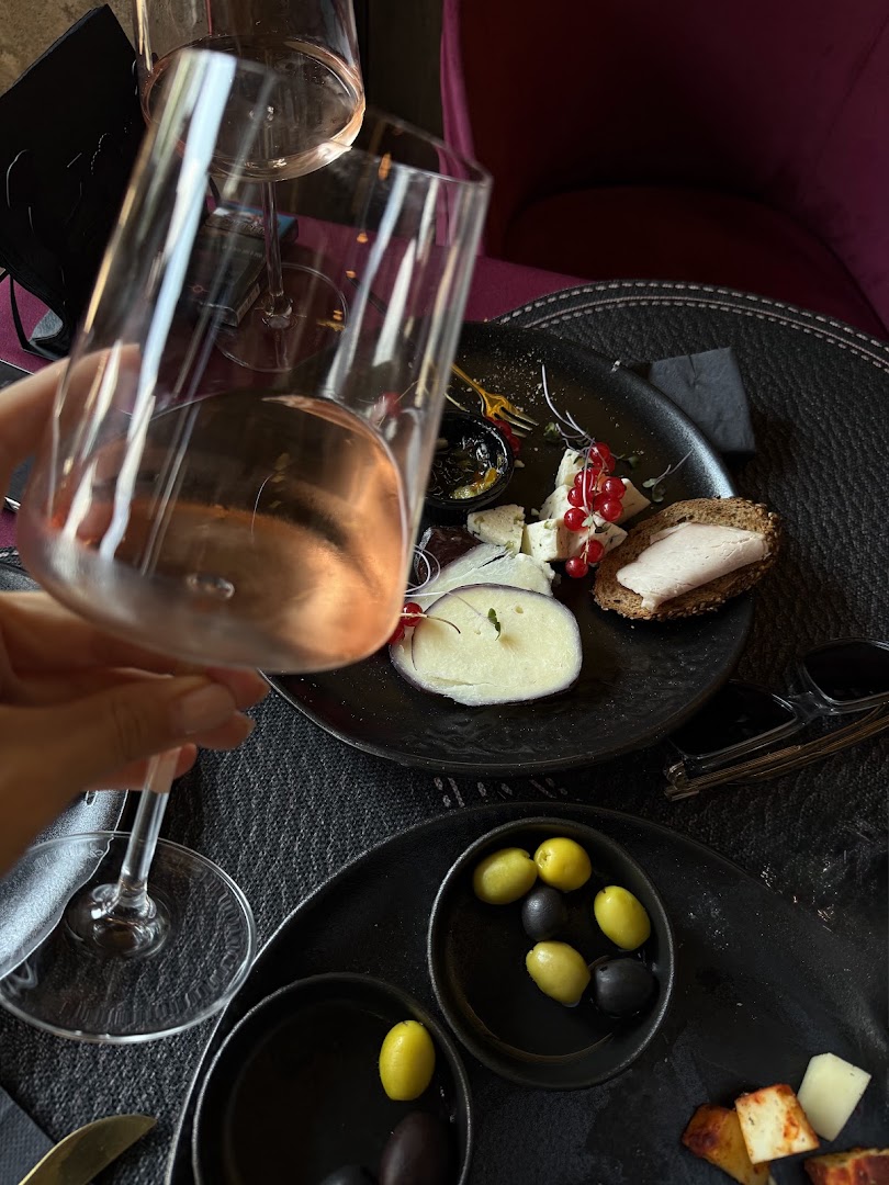 Pure Wine: appetizing food and wine presentation