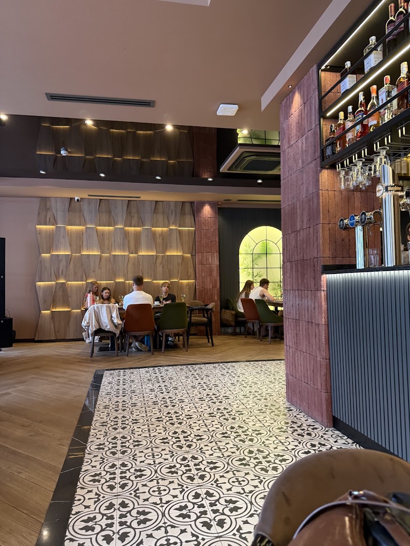 Tanini: inviting restaurant interior atmosphere