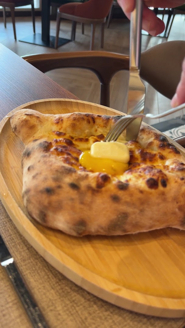 Tanini: appetizing food shot of khachapuri