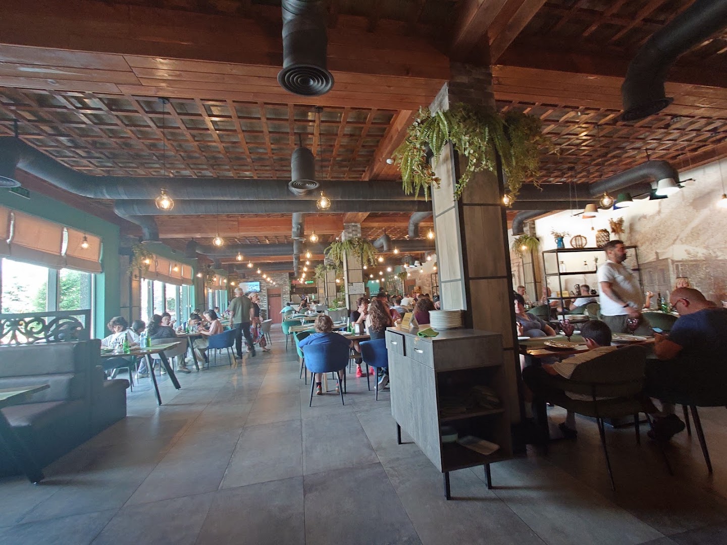 Erisoni: clear, inviting restaurant interior shot