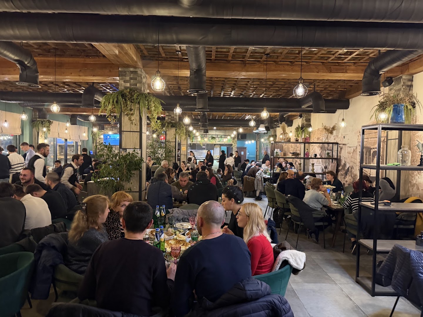 Erisoni: inviting restaurant atmosphere