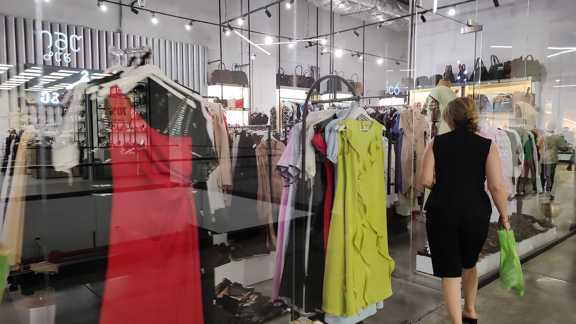 Gori Mall: clear view of shop interior