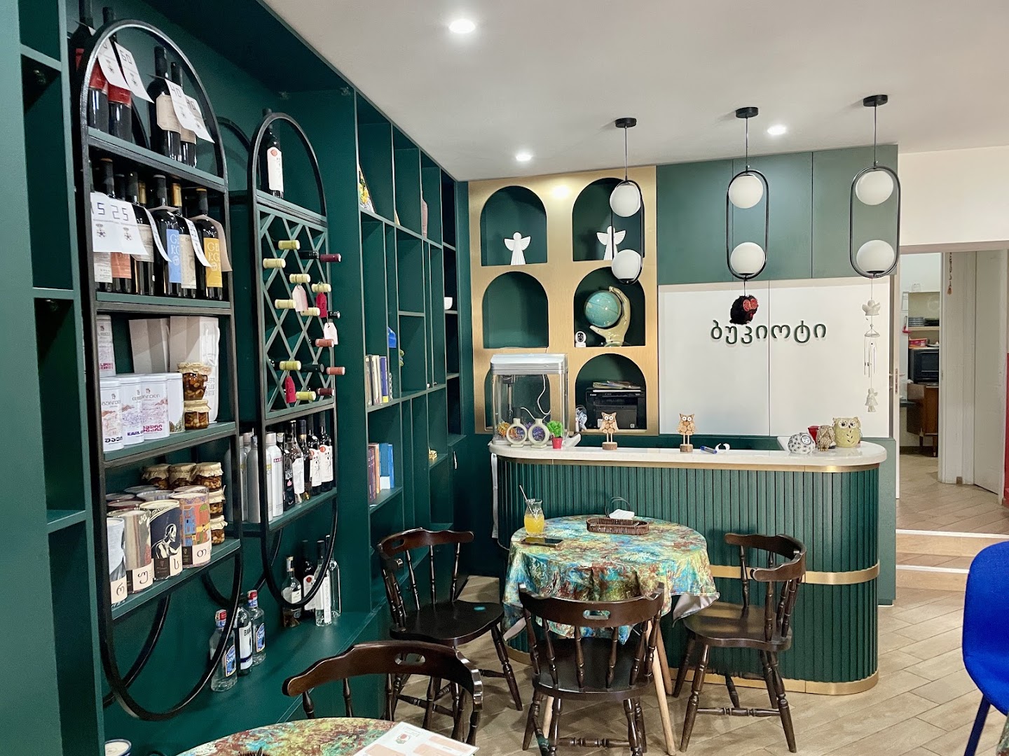 Bukioti: clear, inviting interior atmosphere