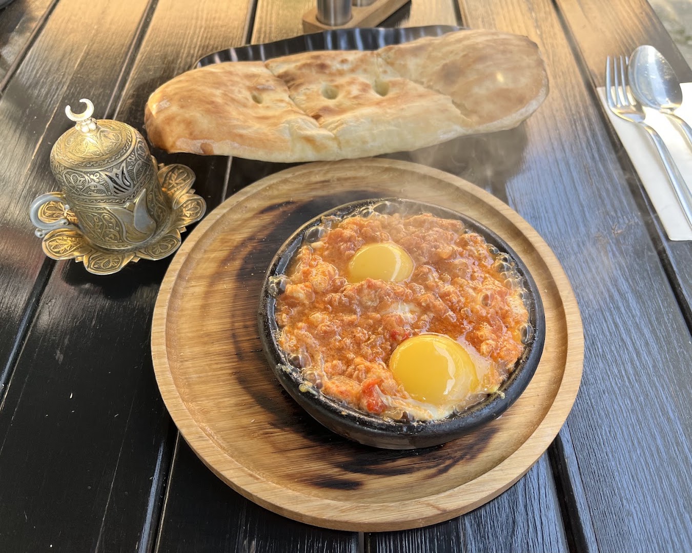 Fleur: appetizing breakfast dish presentation
