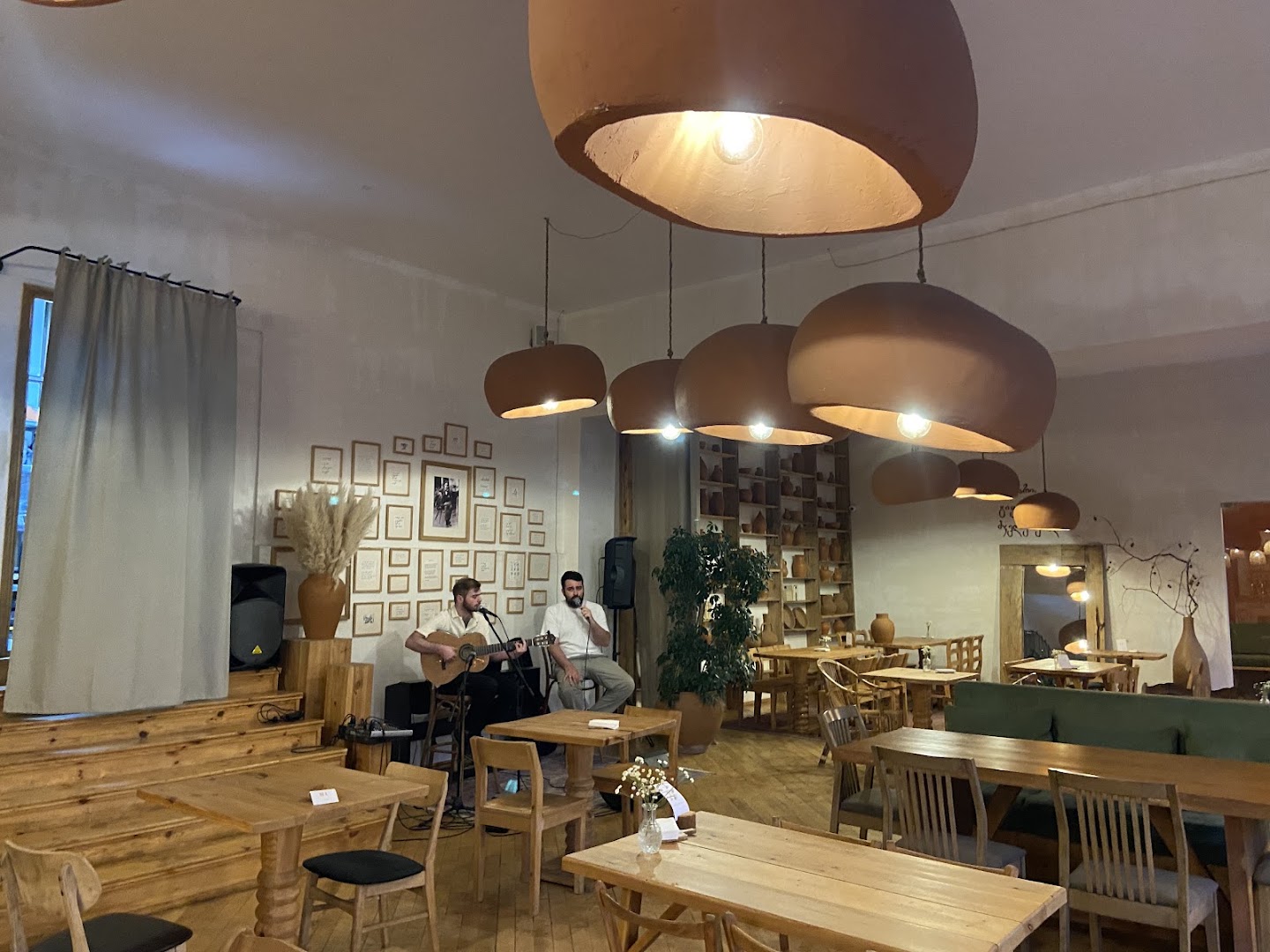 Gala: inviting atmosphere with live music