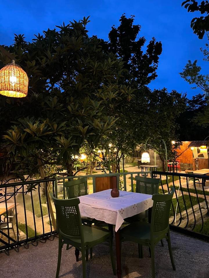Maisis Ezo: attractive and inviting restaurant terrace