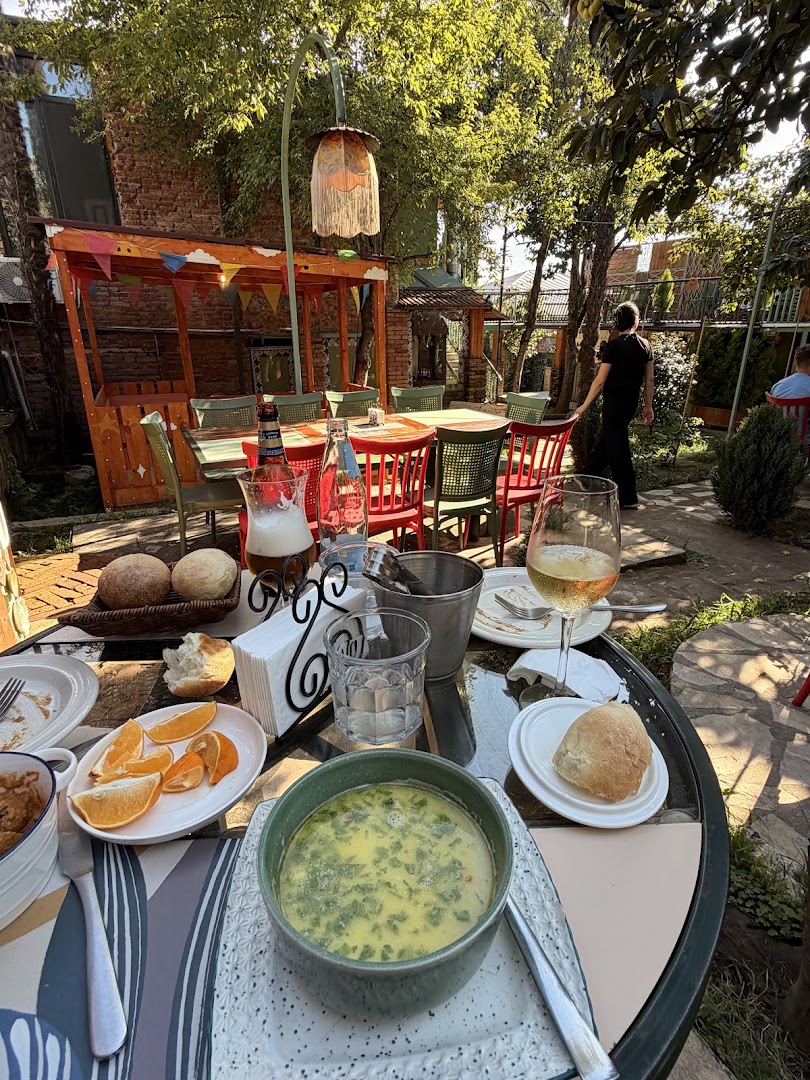 Maisis Ezo: inviting atmosphere and food display