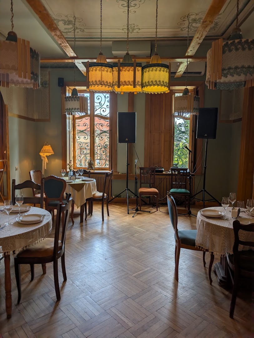 Maisis Ezo: inviting restaurant interior atmosphere