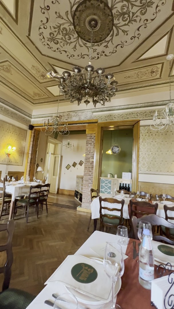 Maisis Ezo: attractive restaurant interior atmosphere