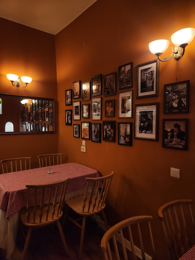 Pasta La Vista: inviting and well-composed restaurant interior