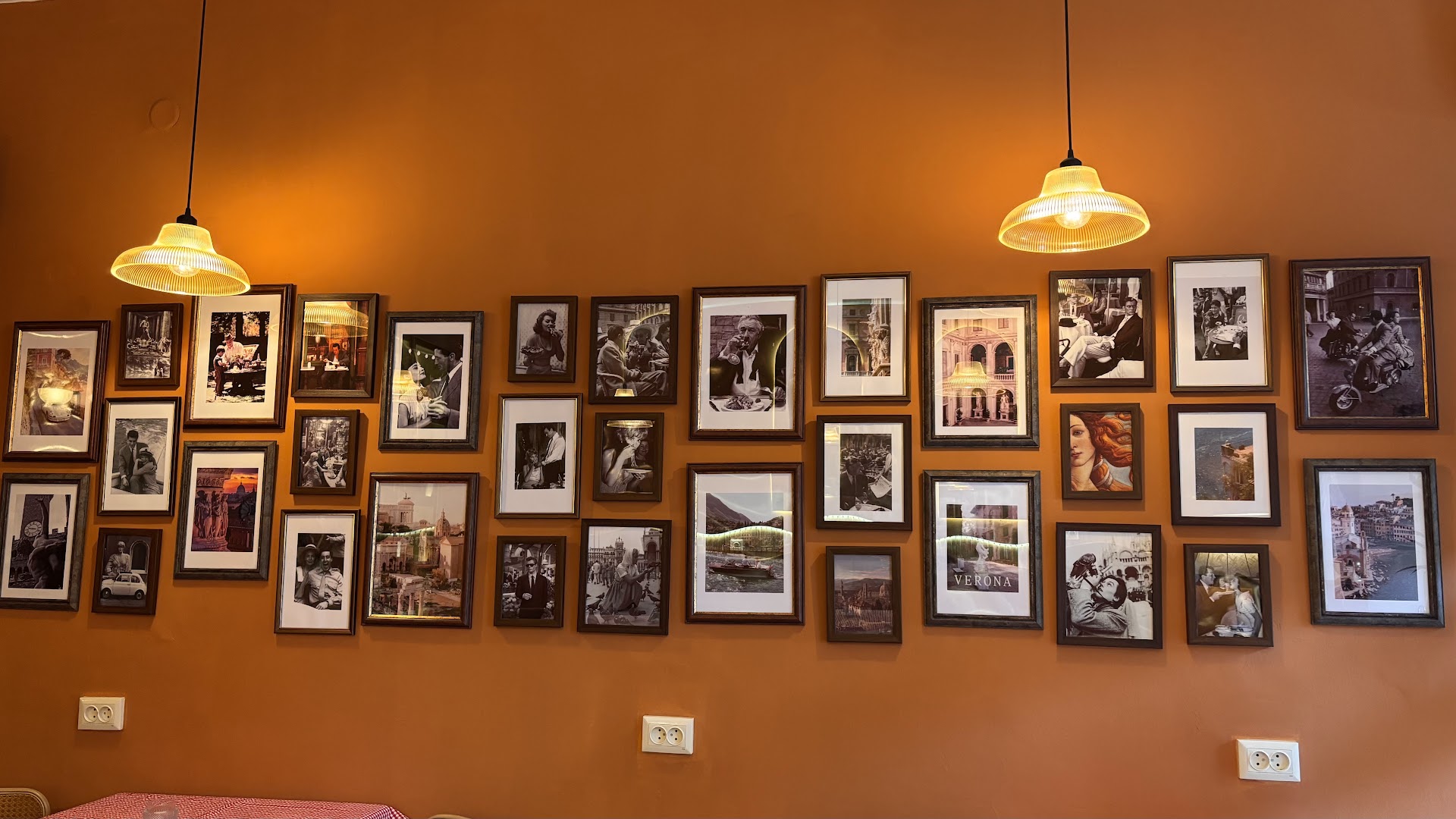 Pasta La Vista: attractive restaurant interior decor