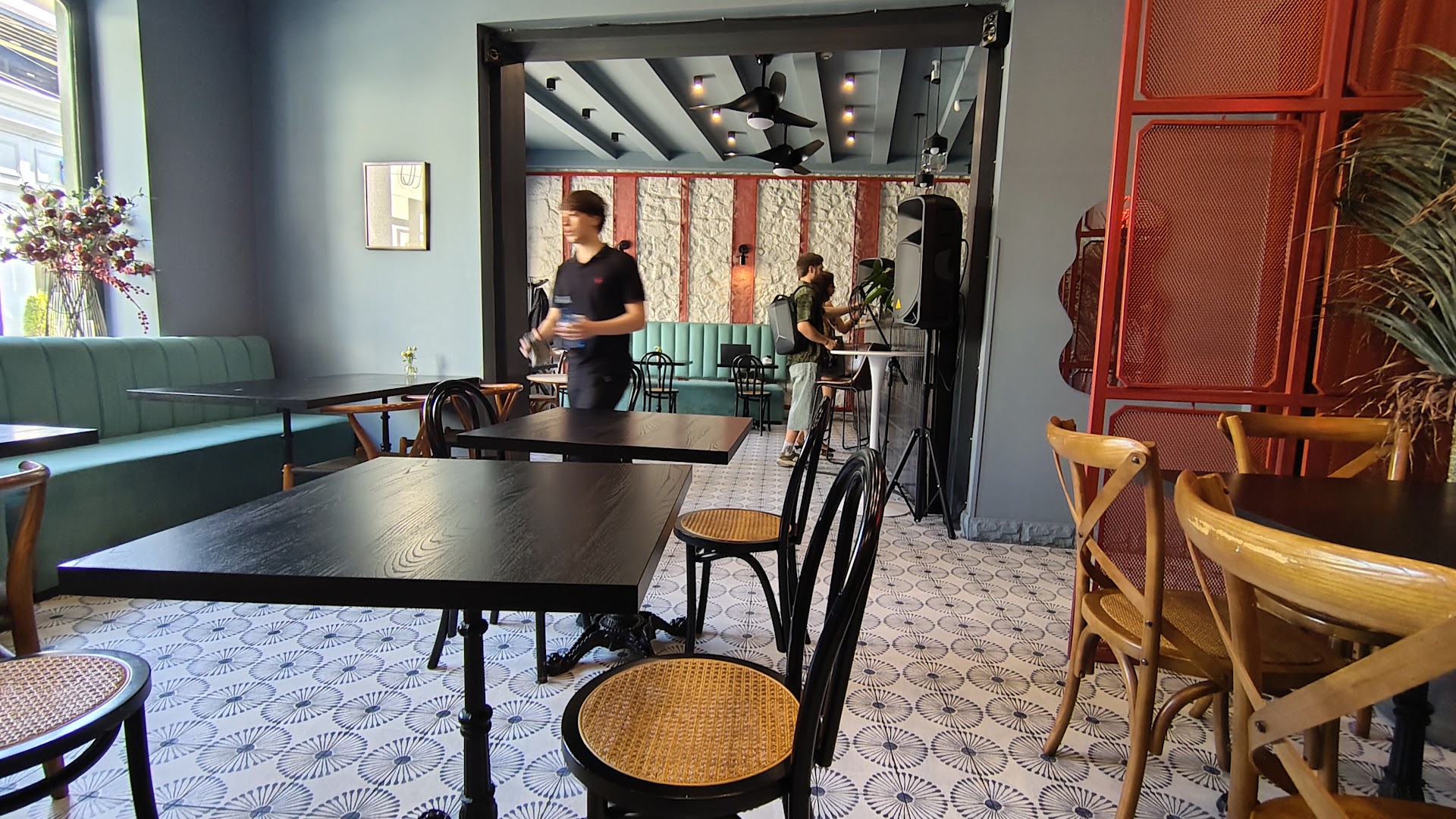 Tuta: clear shot of restaurant interior
