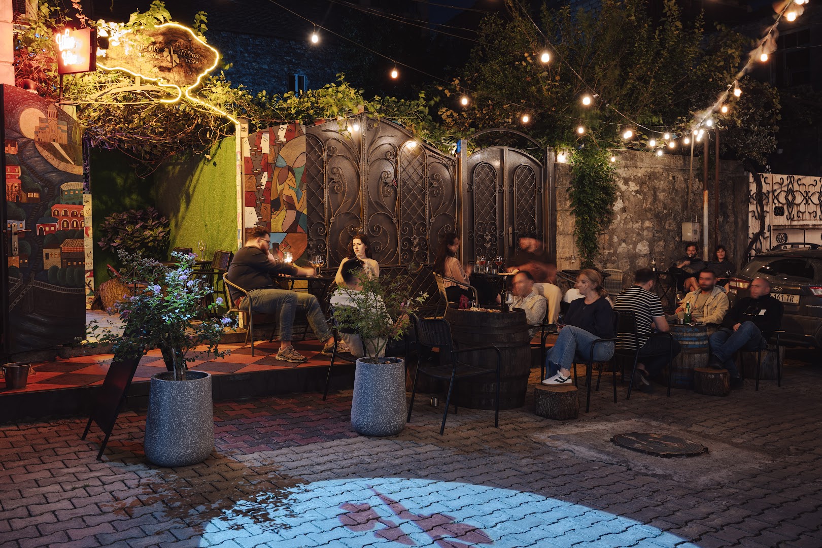 Wine vibes: inviting atmosphere and clear composition
