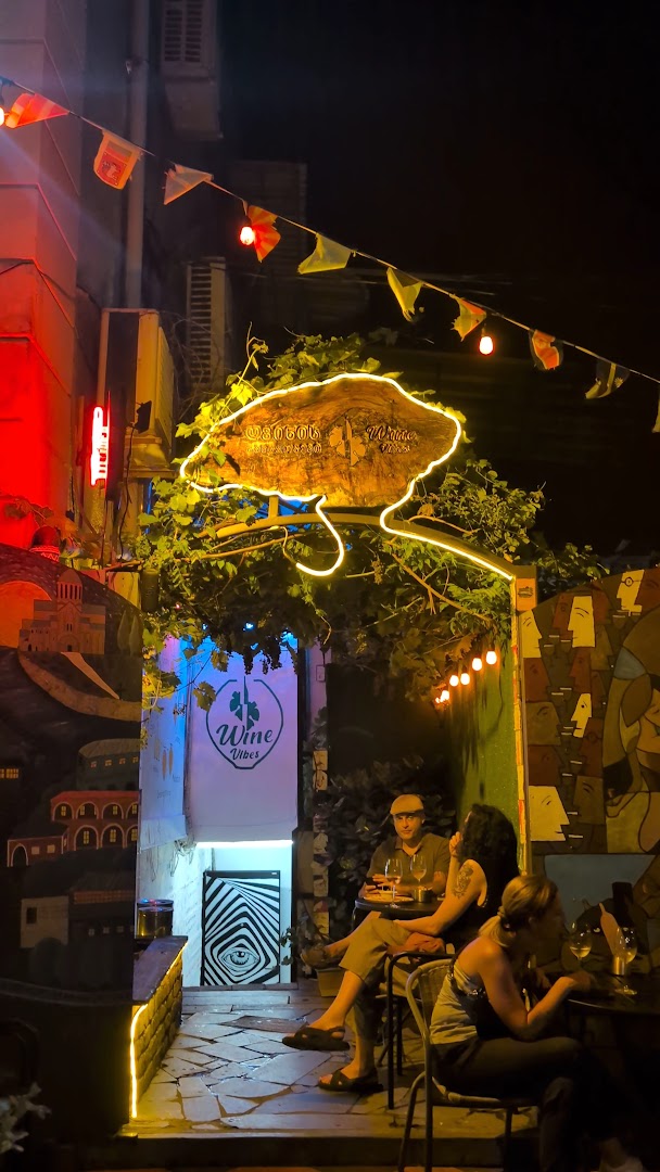 Wine vibes: inviting atmosphere and clear branding