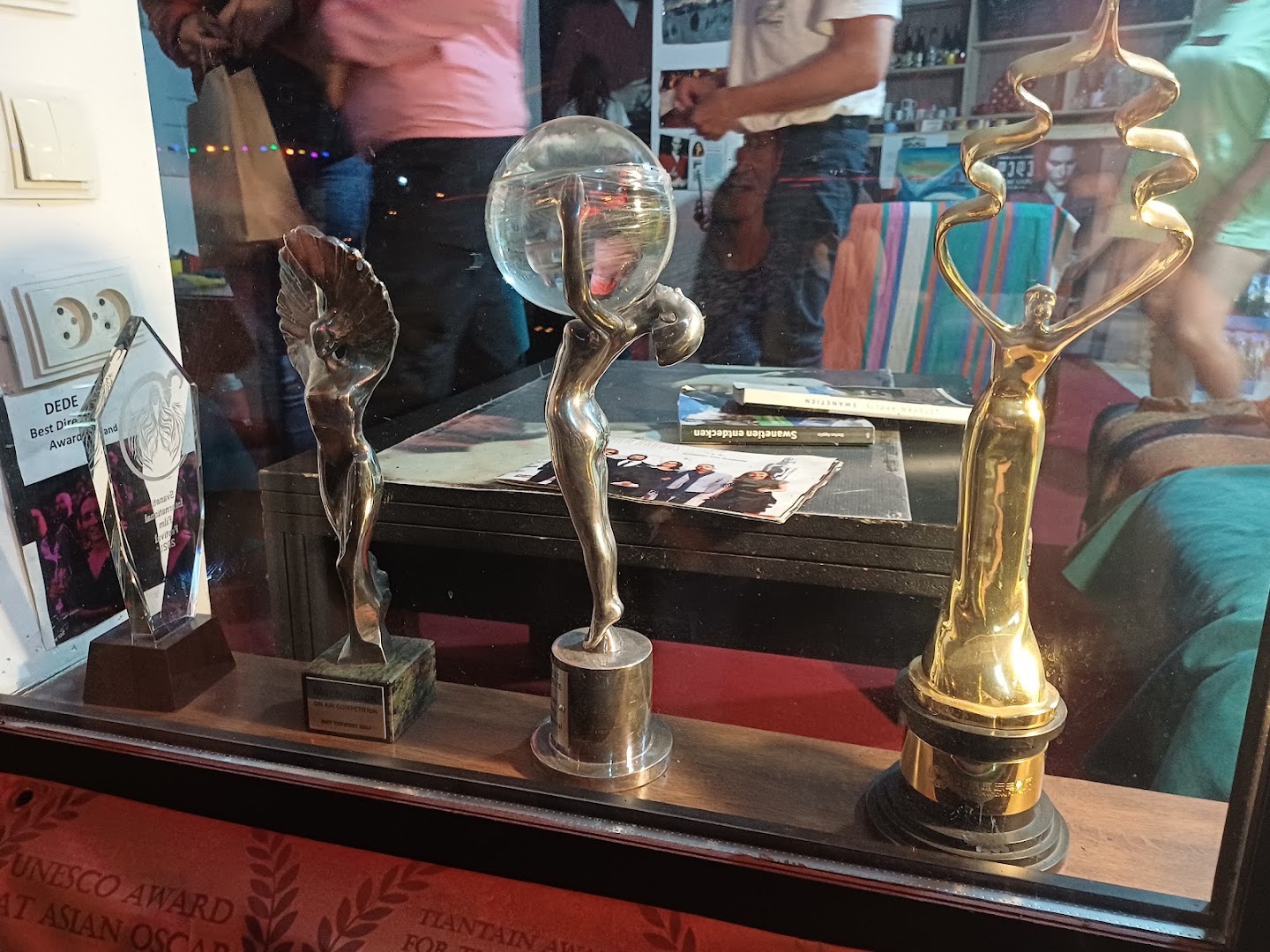Pub & Cinema DEDE: displays venue awards and atmosphere