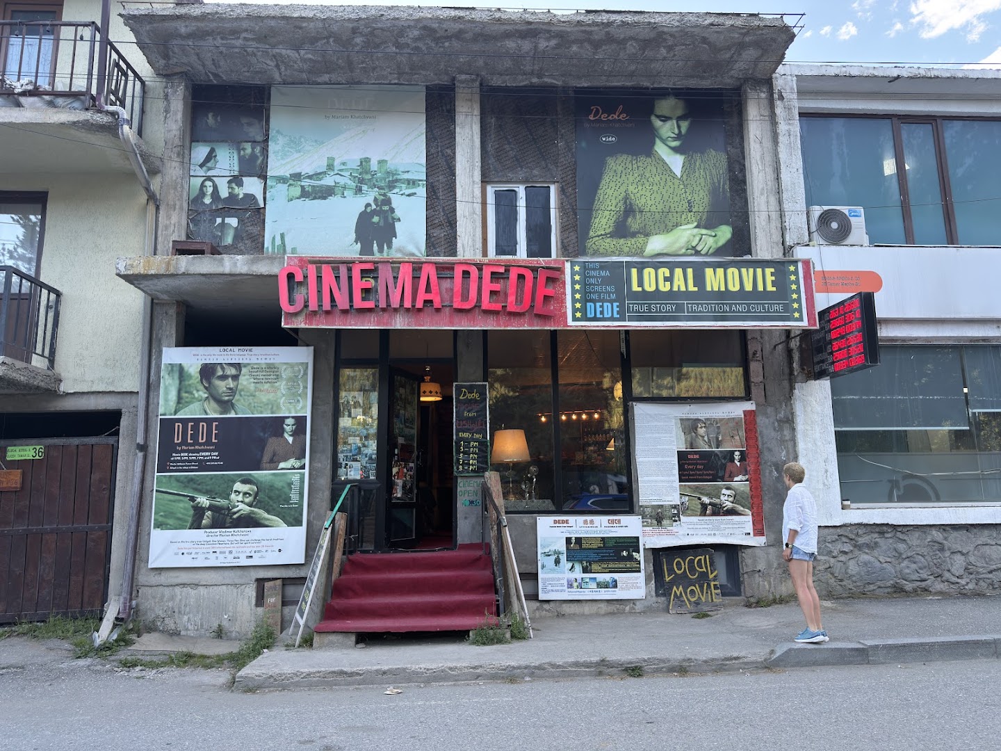 Pub & Cinema DEDE: clear exterior view of venue
