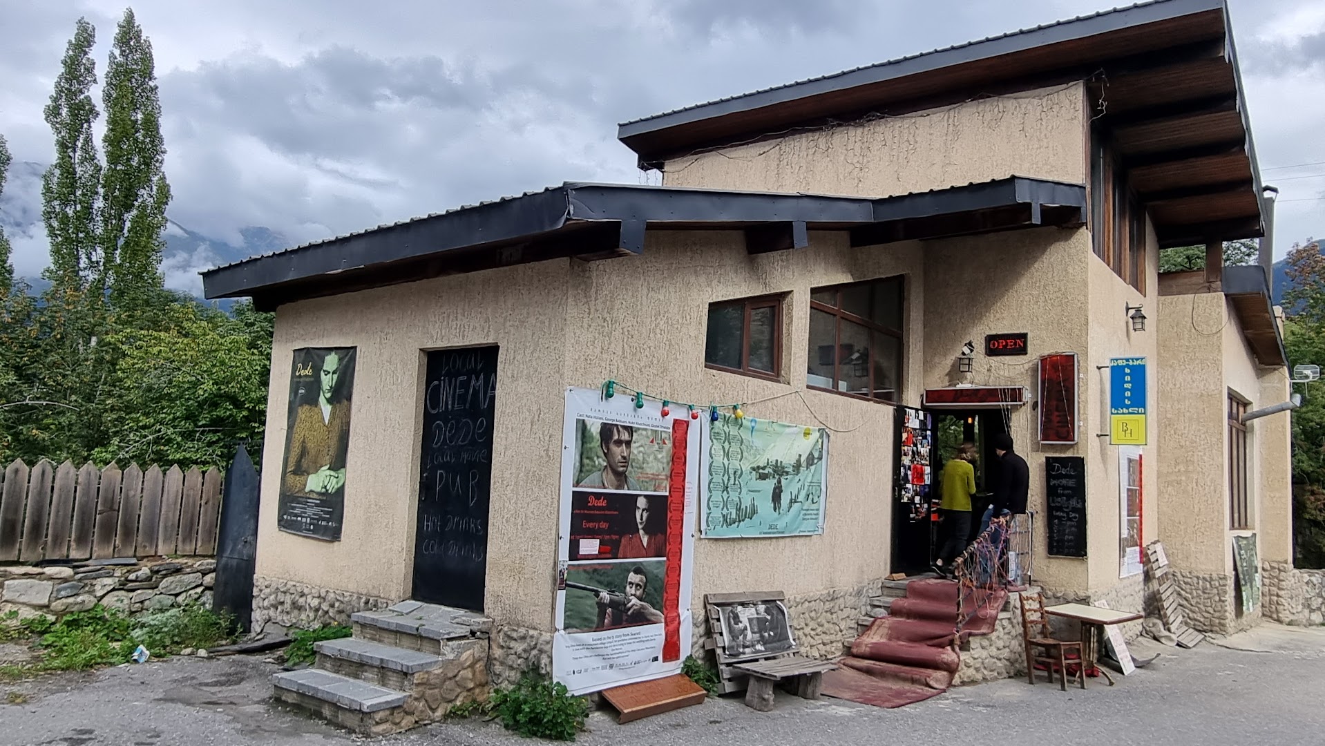 Pub & Cinema DEDE: clear exterior view of venue