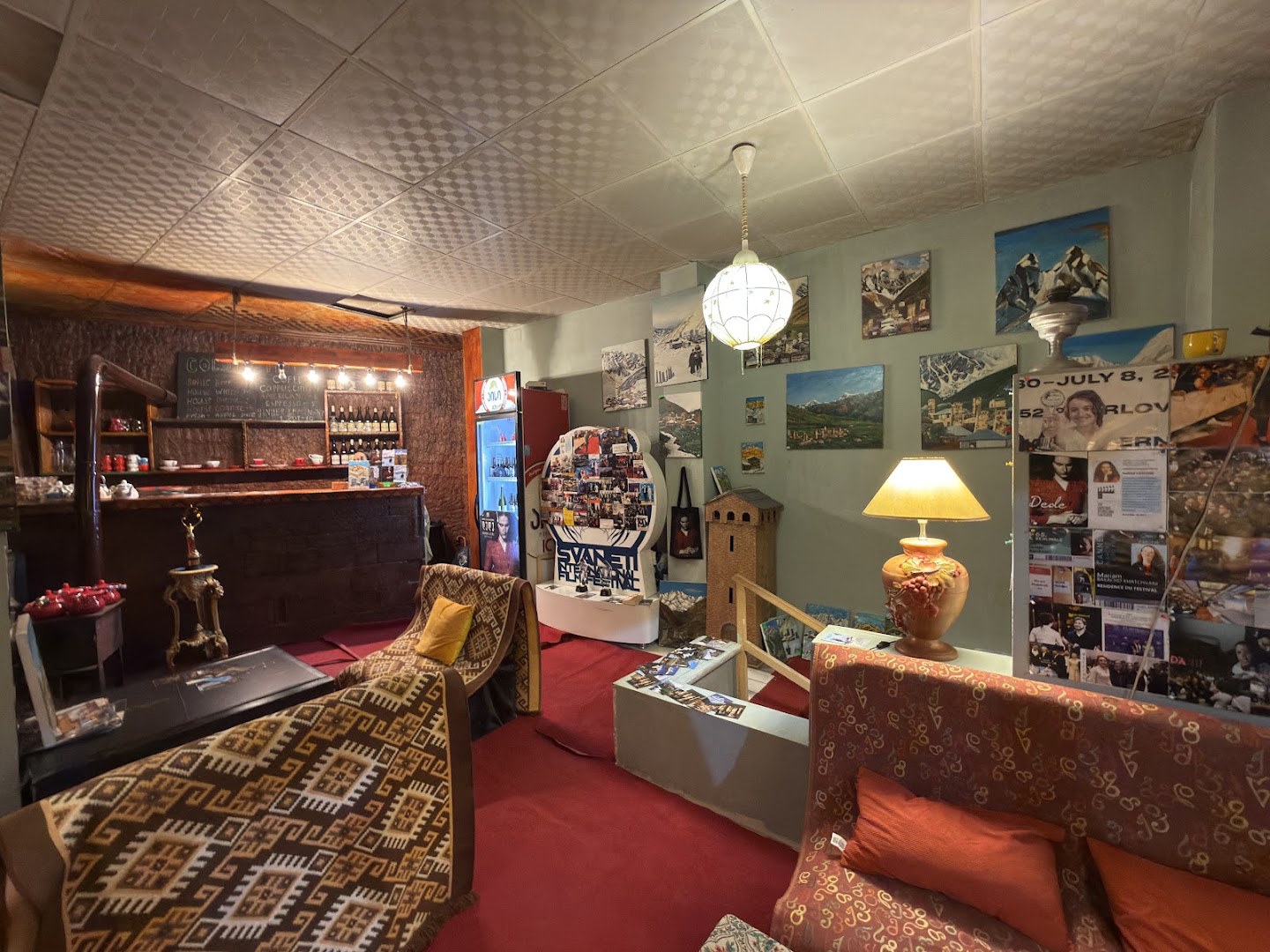 Pub & Cinema DEDE: venue interior and atmosphere