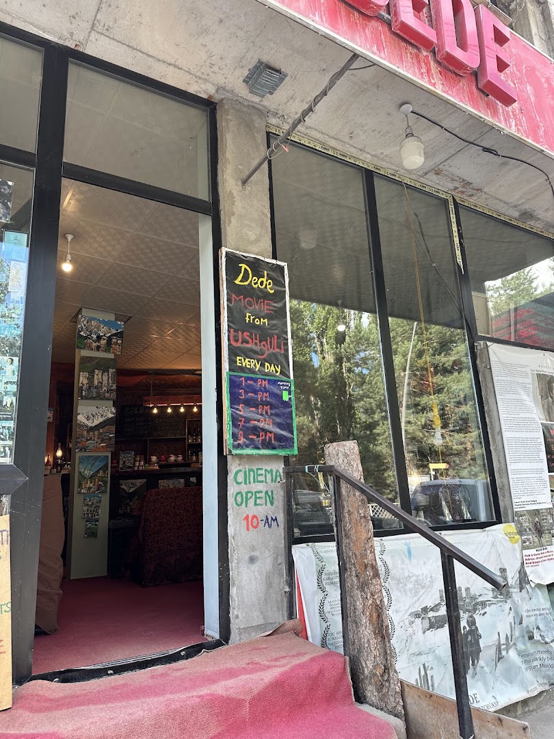 Pub & Cinema DEDE: clear view of venue entrance