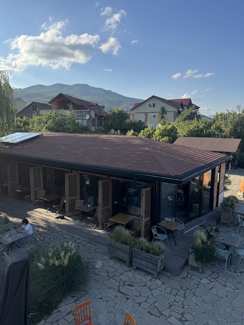 Floria by Laliko: clear, inviting view of terrace