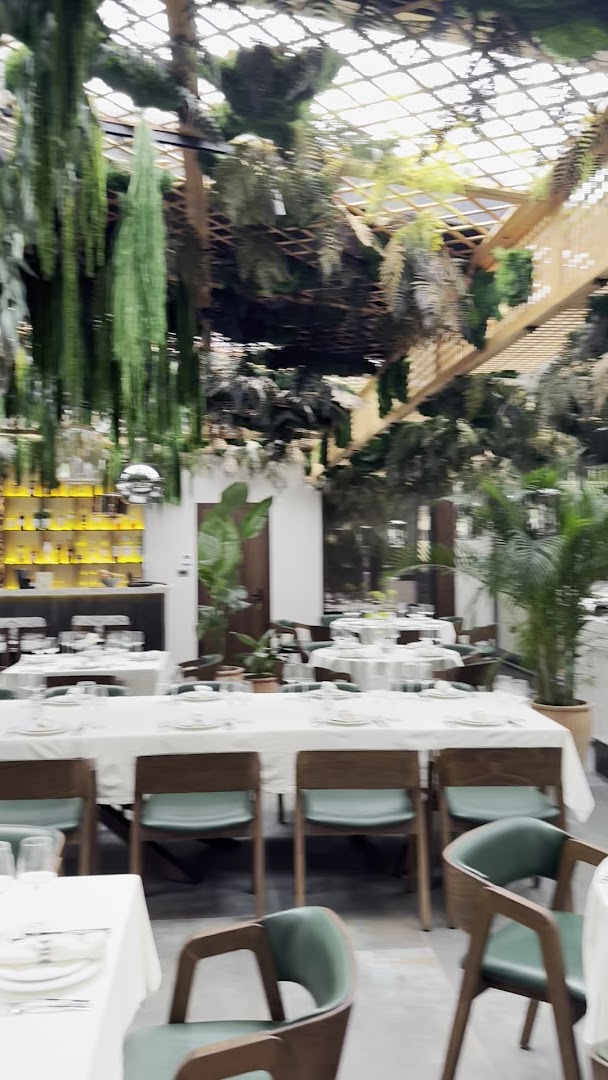 Sasperia: attractive restaurant interior atmosphere