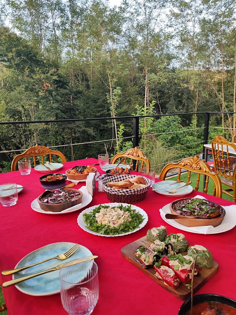 Beyond the Nine Mountains: appetizing food and pleasant atmosphere