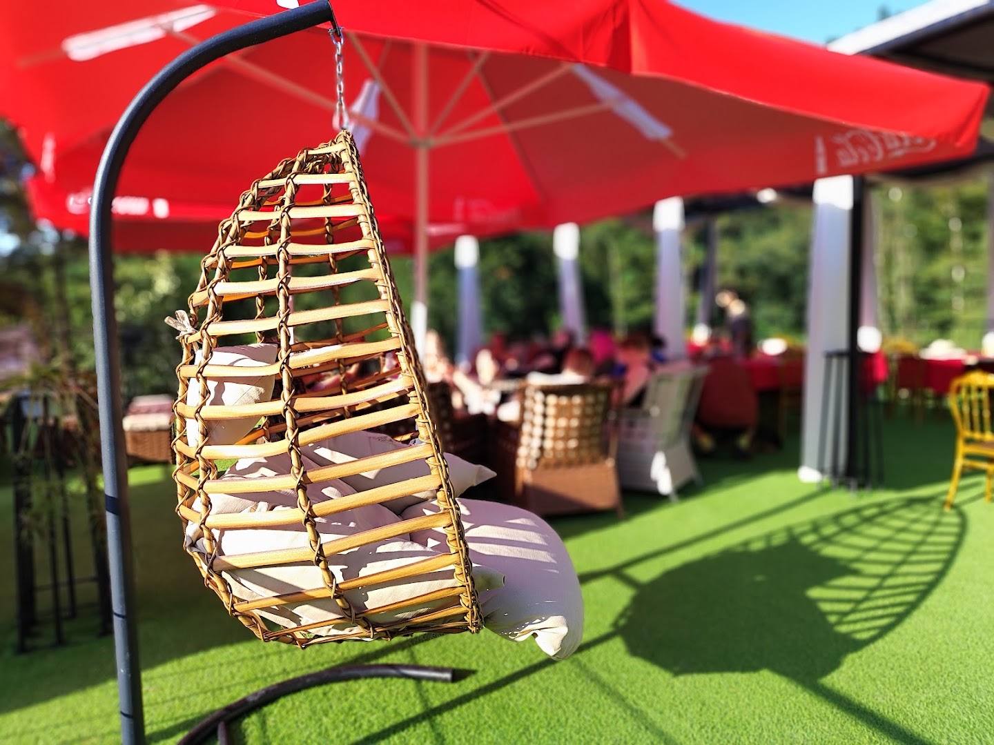 Beyond the Nine Mountains: inviting terrace atmosphere and decor