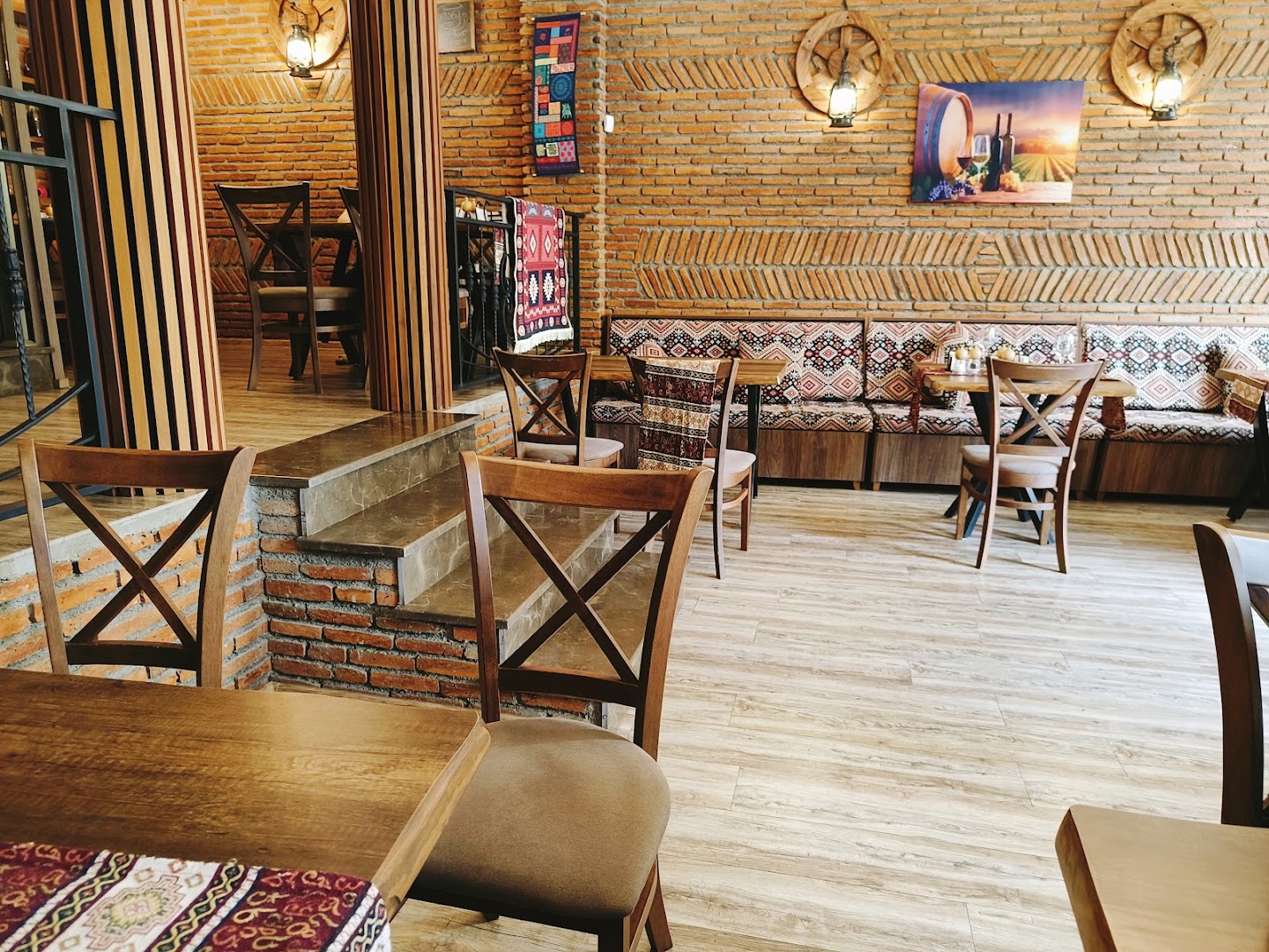 Restaurant Avantaje: clear, inviting restaurant interior photo