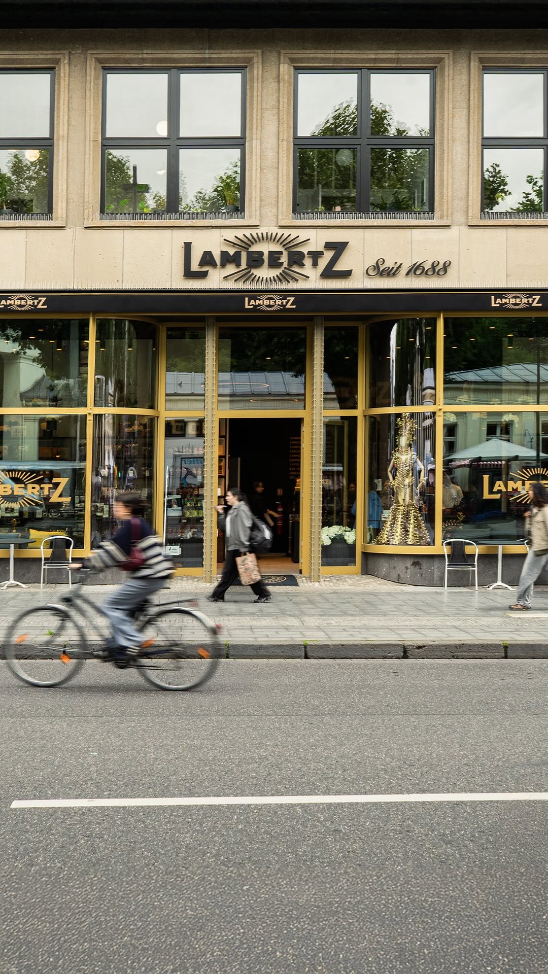 Lambertz am Elisenbrunnen: clear storefront view of shop