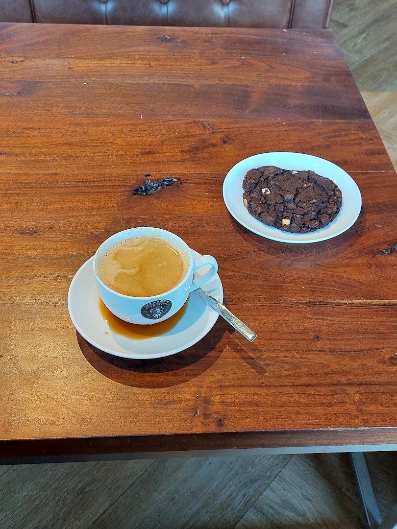 Straborn Coffee: appetizing coffee and cookie shot