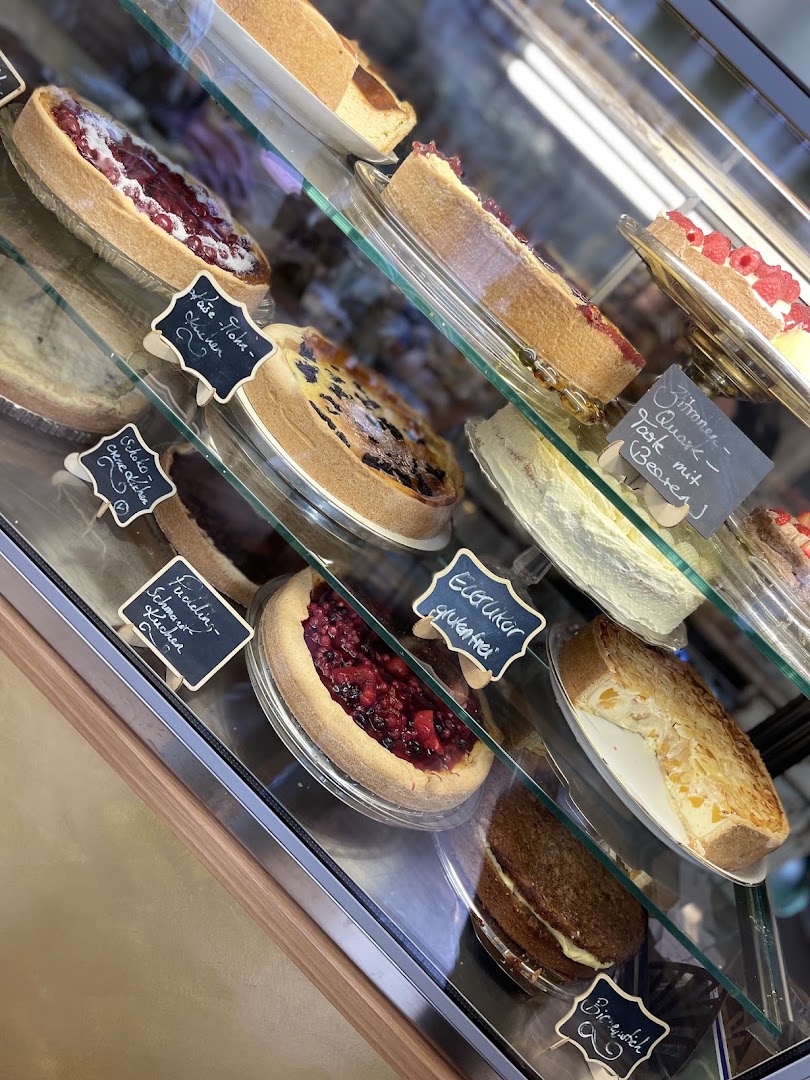 Café KÄT: appetizing display of fresh cakes