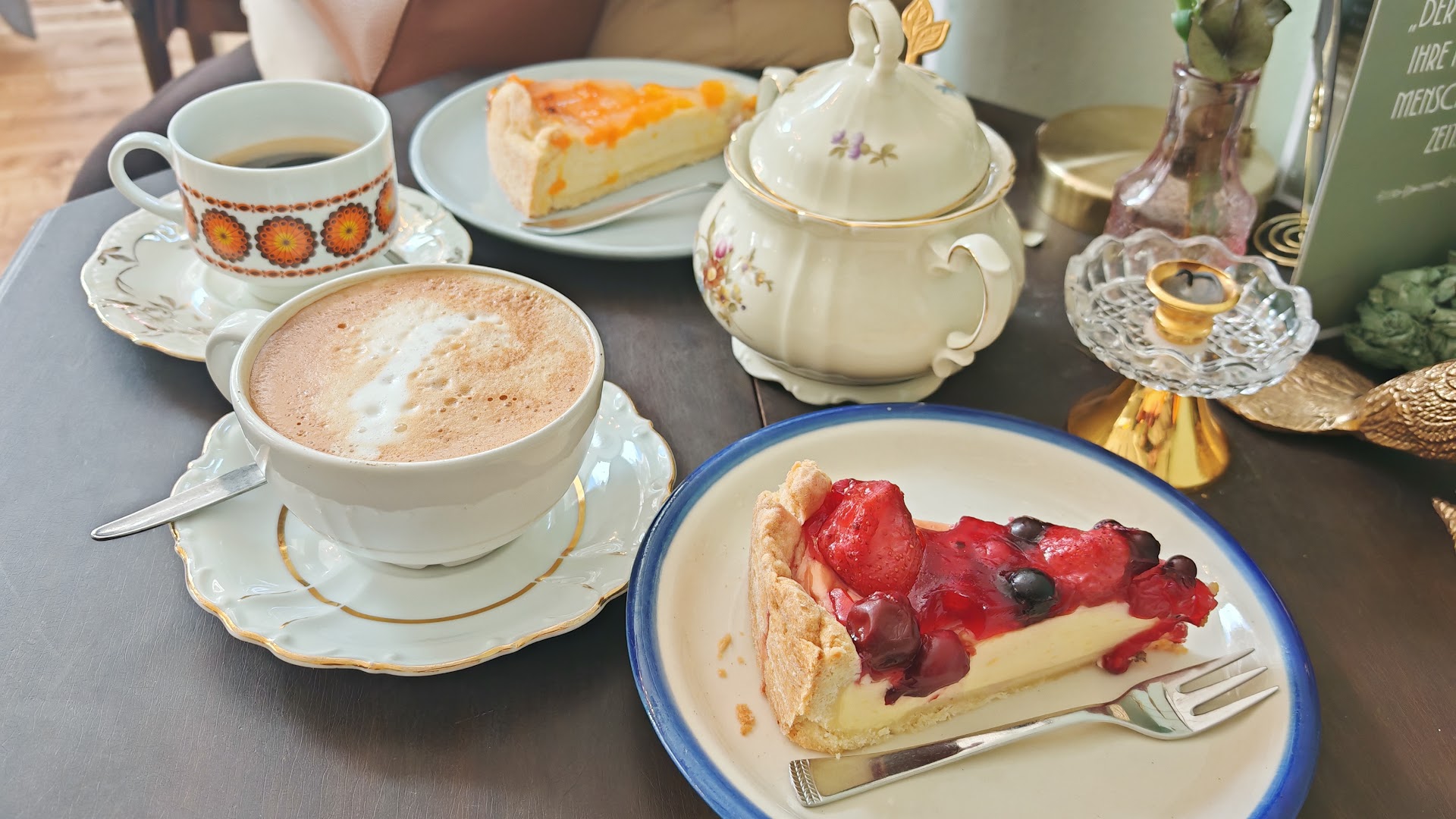 Café KÄT: appetizing food and drink presentation