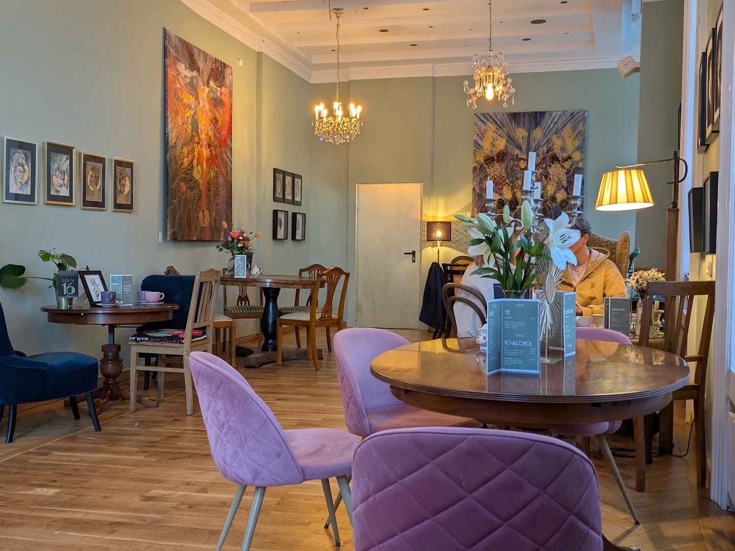 Café KÄT: inviting and professional interior shot