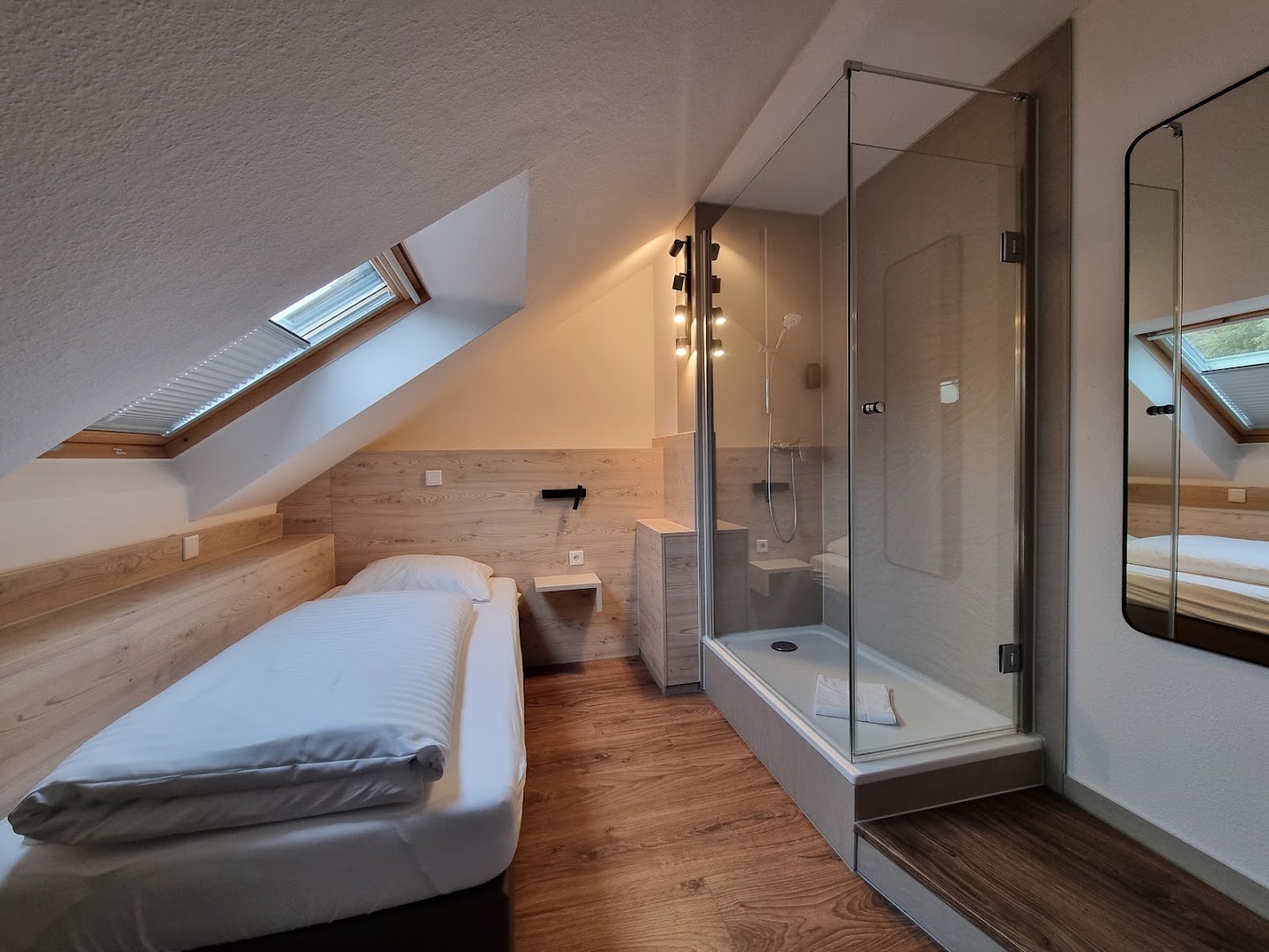 Das HOB: clean, professional hotel room photo