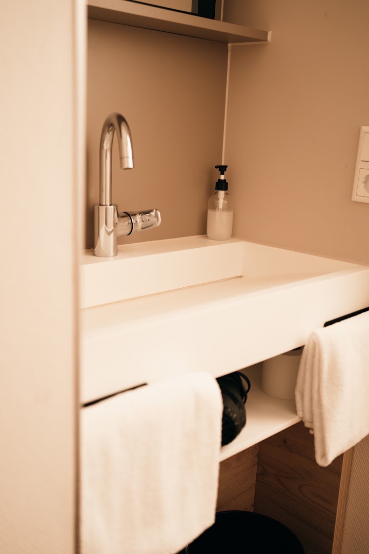 Das HOB: clean professional hotel bathroom photo