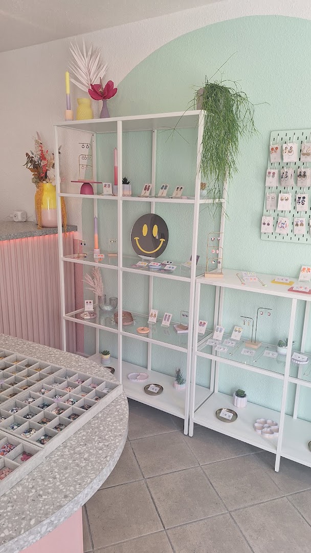 Schnick Schnack Schön: clear shop interior and products