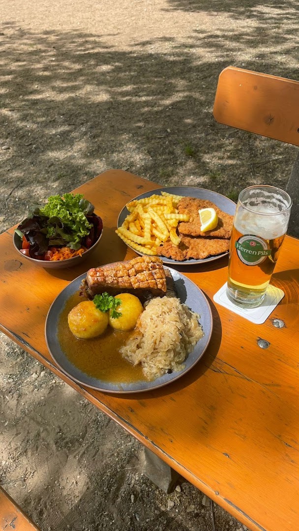 Zur Dritten Halbzeit: appetizing photo of served food