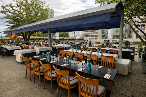 Moon Exquisite: clear photo of restaurant terrace